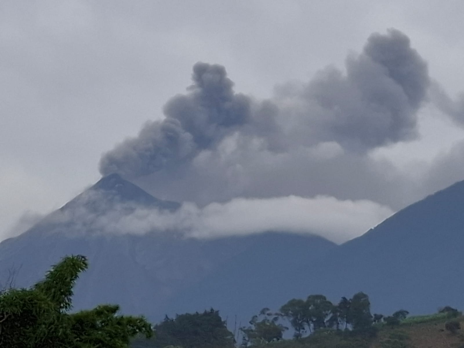 El volcán de Fuego mantiene actividad con explosiones y avalanchas de material volcánico que alcanzan el límite de la vegetación. Imagen referente a la erupción del pasado 3 de agosto. (Foto Prensa Libre: César Pérez Marroquín)