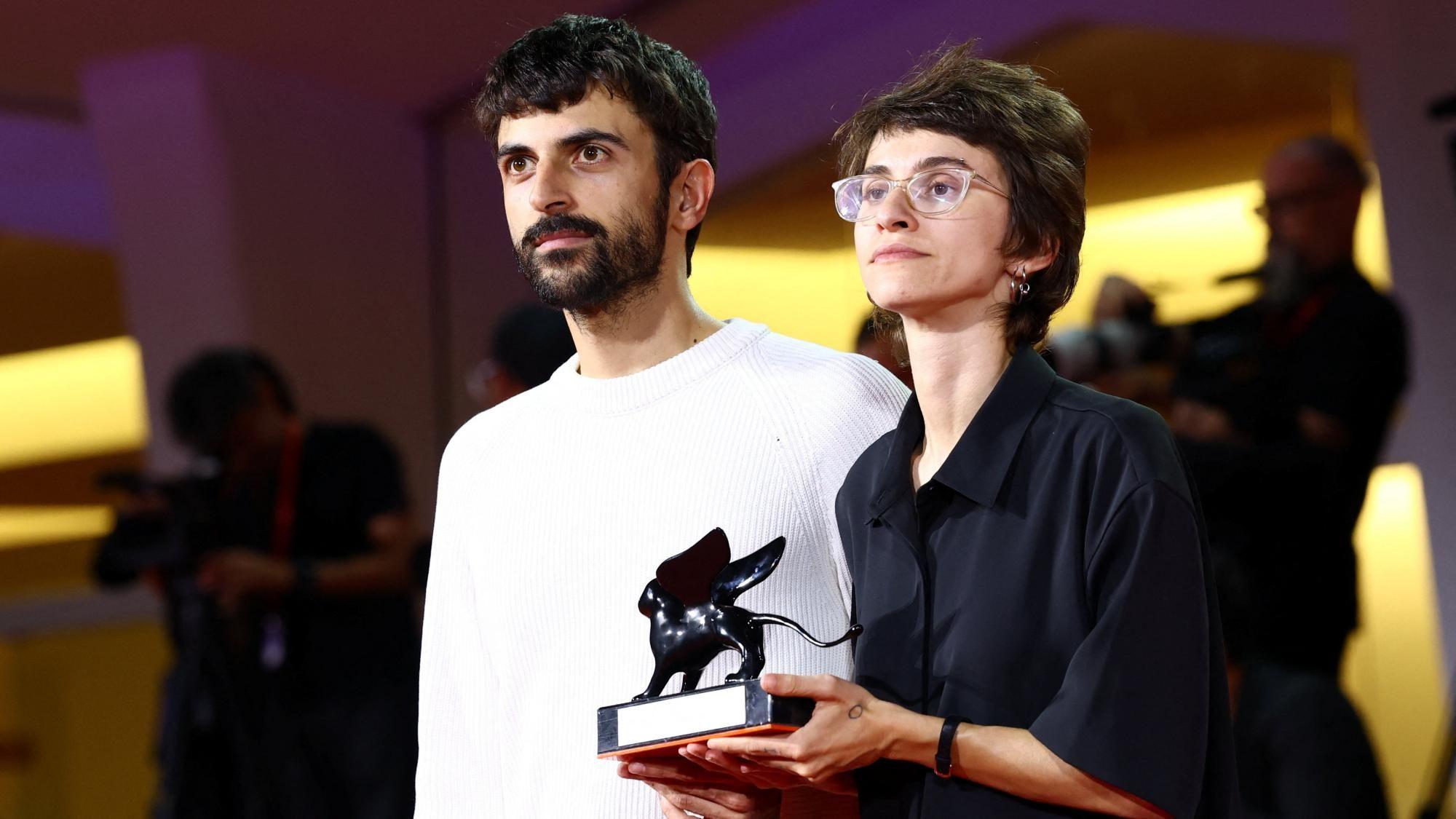Los directores Yuval Abraham y Rachel Szor reciben el Premio Especial del Jurado por su documental Naza durante la ceremonia de clausura del 83º Festival Internacional de Cine de Venecia, Italia (12 de septiembre de 2026).