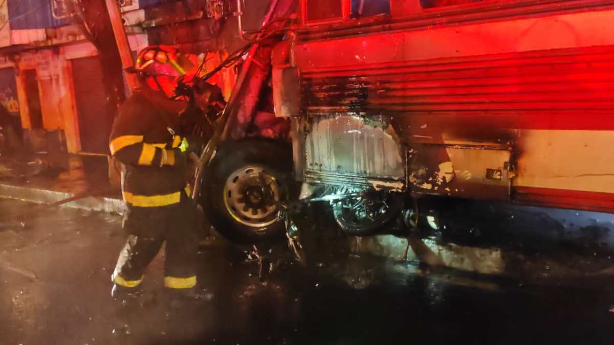 Un bus extraurbano se incendia en la calzada José Milla y Vidaurre, zona 6, después de un ataque armado y de chocar contra un poste del tendido eléctrico. (Foto Prensa Libre: CVB)