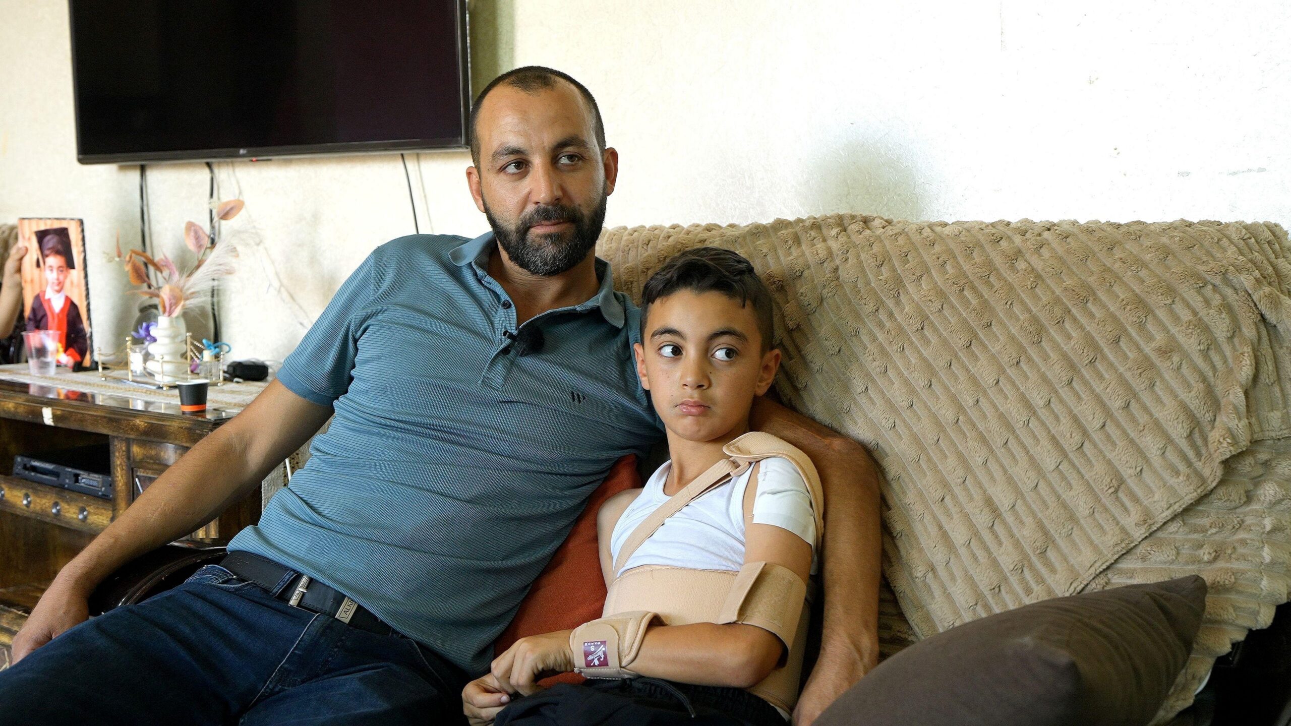 niño herido de bala en un brazo con su padre