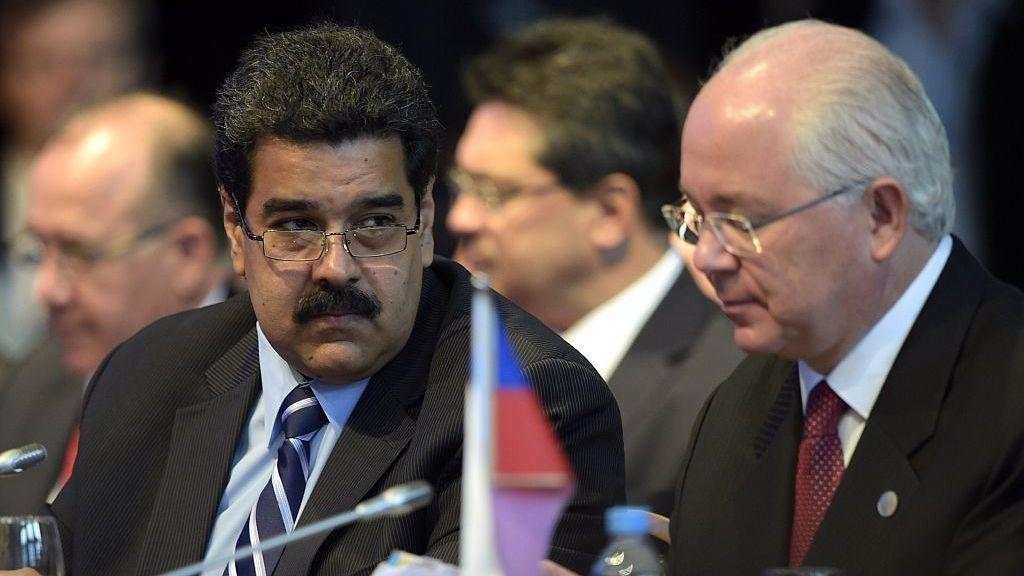Delcy Rodríguez, con lentes y gesto serio