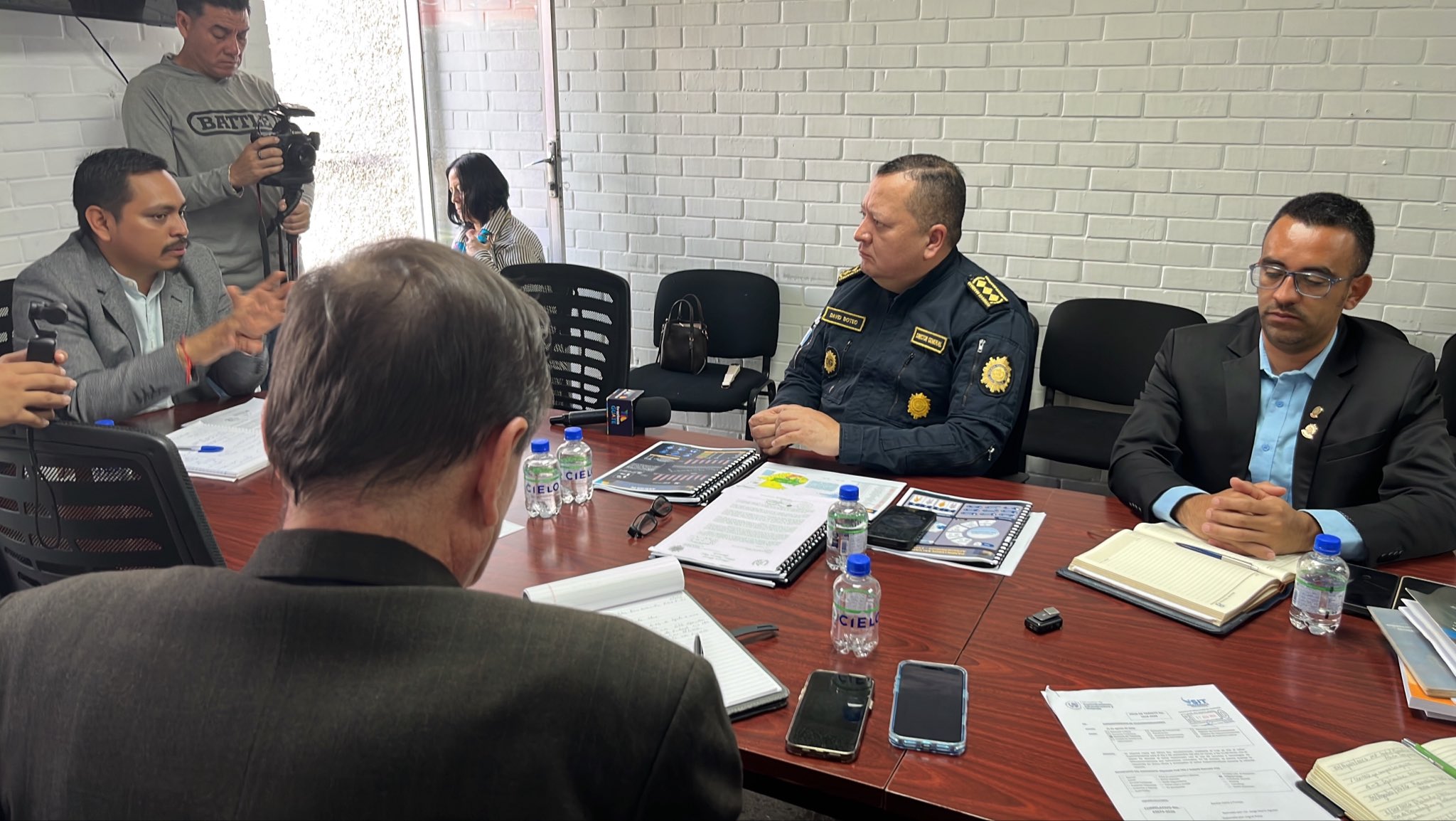 El diputado José Chic y el director de la PNC, David Custodio Boteo, junto a funcionarios del Mingob durante la presentación del plan preventivo de seguridad para las agrupaciones políticas
