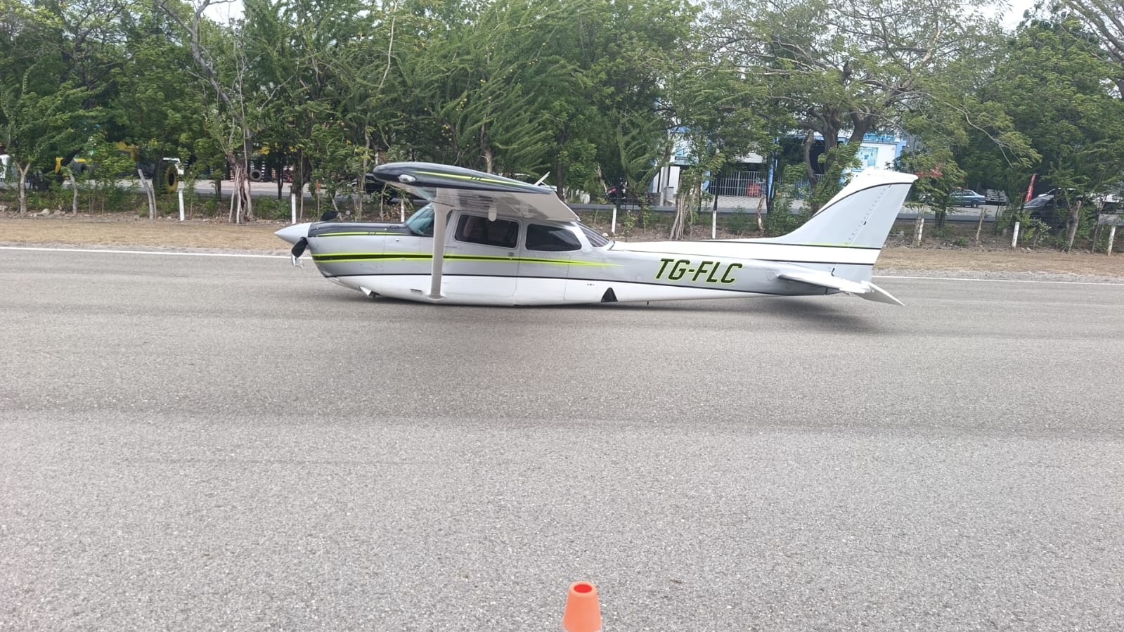 La avioneta con matrícula TG-FLC quedó detenida en la pista del aeródromo de Chiquimula tras presentar un desperfecto en el tren de aterrizaje. No se reportaron personas heridas. (Foto Prensa Libre: Cortesía DGAC)