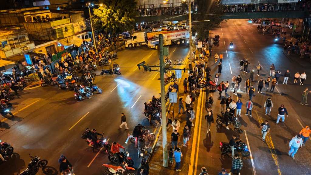 Los bloqueos de carreteras continúan este 10 de septiembre en las principales rutas de Guatemala, donde miles de personas permanecen varadas. En la ruta al Pacífico la situación es tensa.