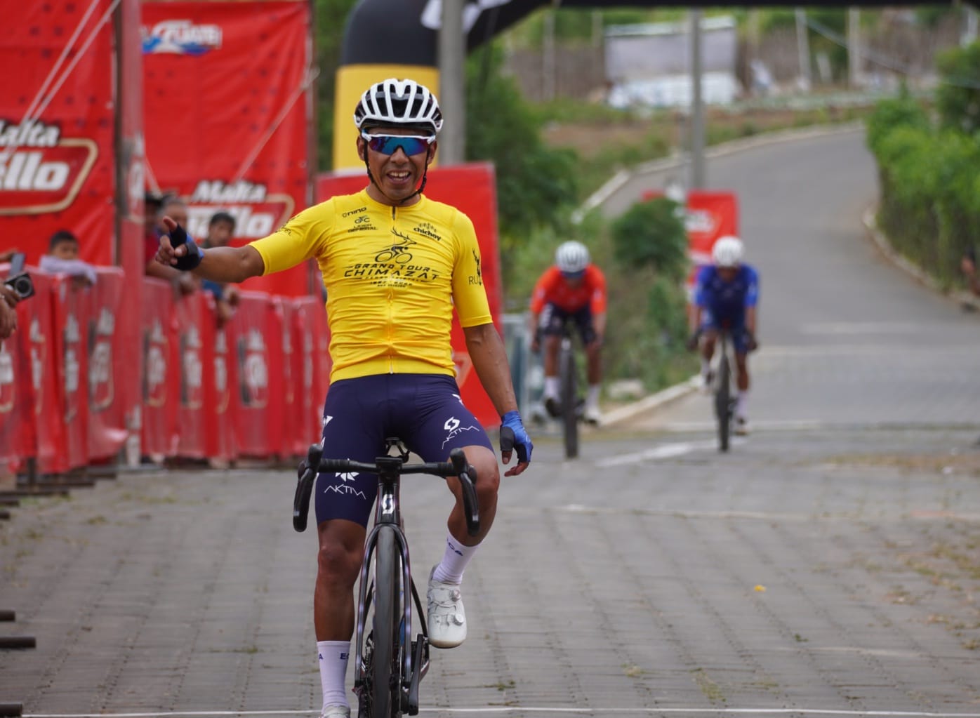 Fredy Toc del ECA Electricidad celebra la obtención del título de la Prevuelta 2026. (Foto Prensa Libre: Fedeciclismo).