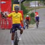 Fredy Toc del ECA Electricidad celebra la obtención del título de la Prevuelta 2026. (Foto Prensa Libre: Fedeciclismo).