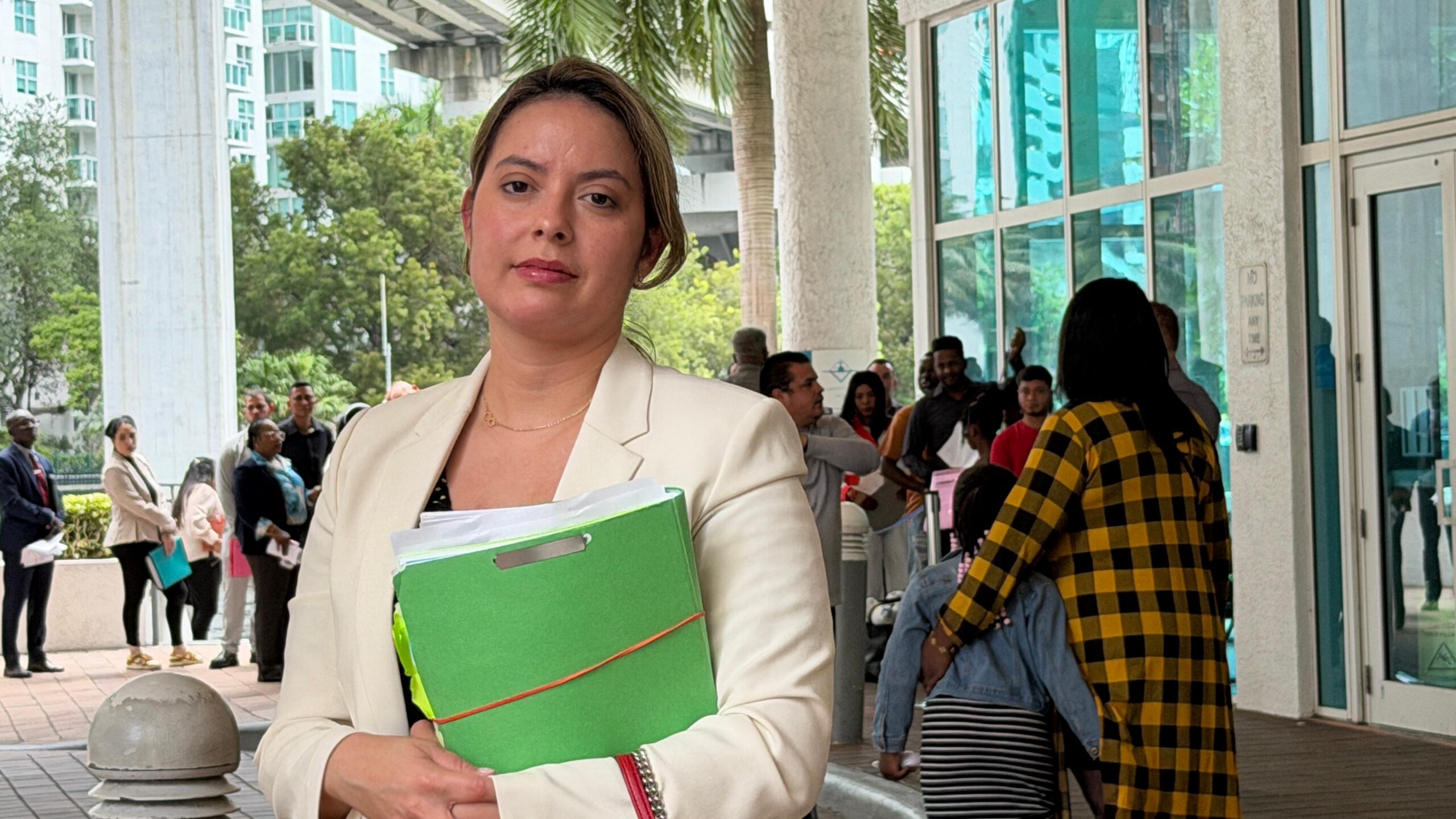 Mujer en fila migratoria en Miami