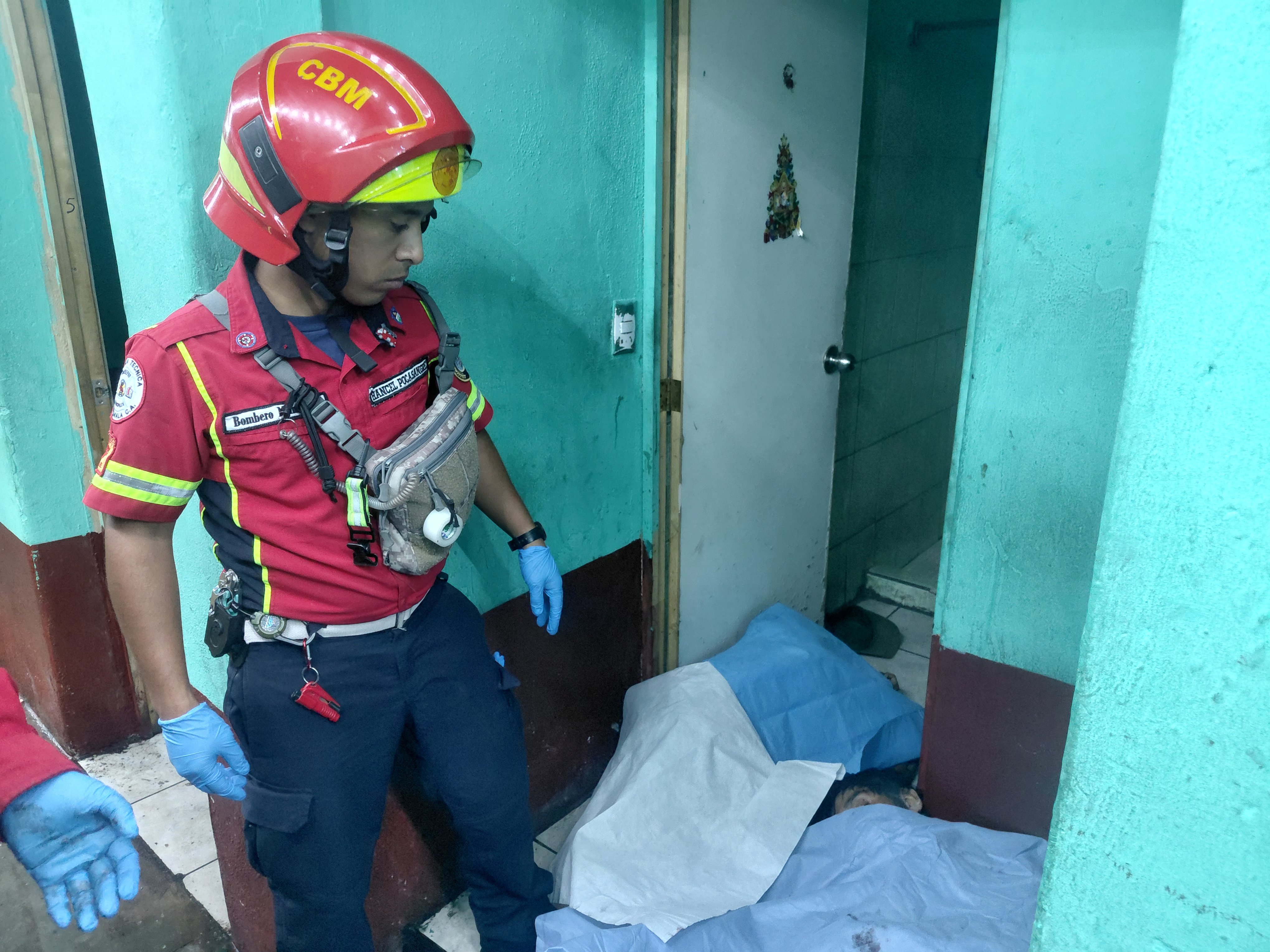 Bomberos Municipales atienden la emergencia en el hotel donde tres hombres murieron durante un ataque armado. Una cuarta víctima falleció en el Hospital Roosevelt. (Foto Prensa Libre: Bomberos Municipales)