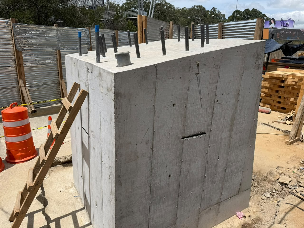 Base de concreto que sostendrá la Torre 17 de la Línea 1 del AeroMetro, ubicada en el área de la estación El Trébol. (Foto, Prensa Libre: cortesía CableVía)