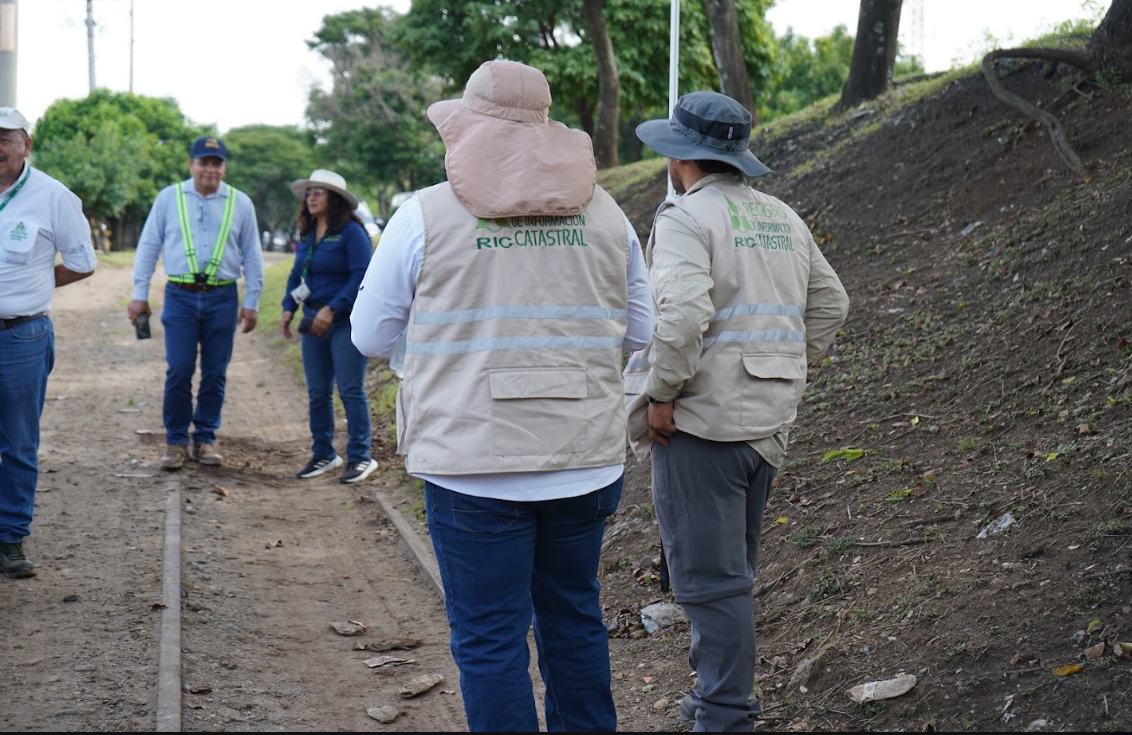 Parte del equipo técnico, integrado por unas 20 personas, que realiza el levantamiento del inventario de la línea férrea de Fegua. (Foto, Prensa Libre: cortesía Fegua)