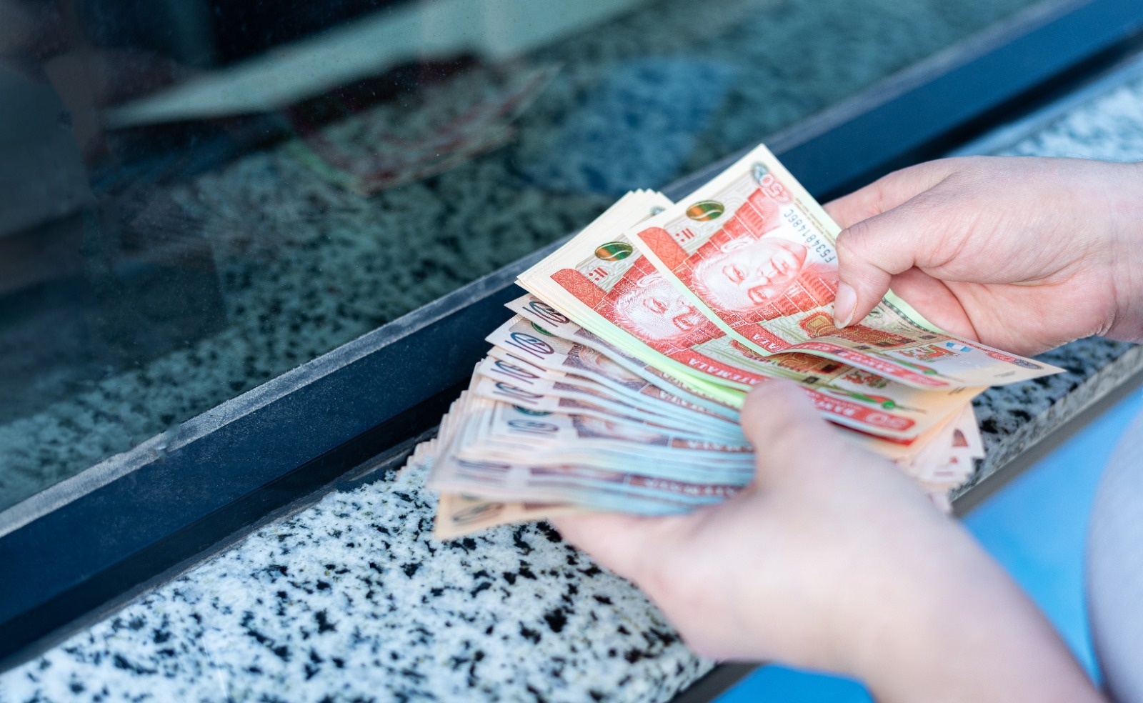Desde el 17 de septiembre de 2026 está vigente la nueva ley contra el lavado de dinero, que fortalece los controles sobre las operaciones financieras, las cuales serán analizadas según el perfil y nivel de riesgo de cada cliente. Se prevé que el 30 de septiembre se entregue al Ejecutivo la propuesta de reglamento.. (Foto, Prensa Libre: ShutterStock)