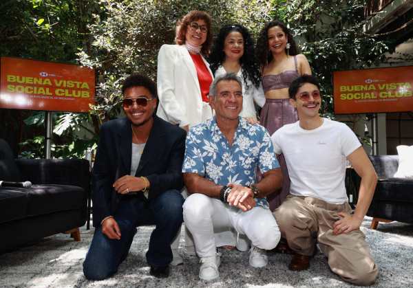 Desde la izquierda-arriba, la productora y directora teatral Julieta González y las actrices Analy y Mariana Dávila; abajo, los actores Víctor Varona, Héctor Sandarti y Zark posan durante la presentación de la obra Musical Buenavista Social Club este miércoles, en la Ciudad de México (México). EFE/ Mario Guzmán
