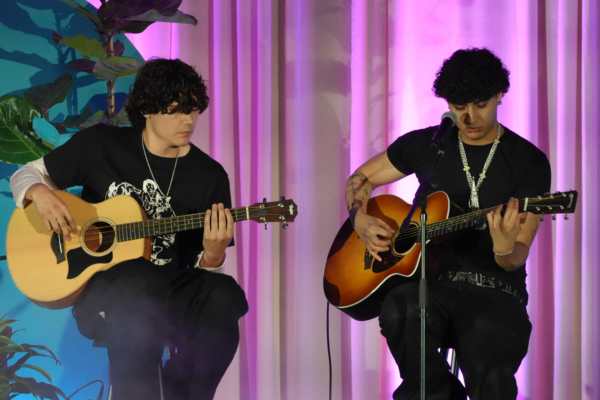 El artista nominado al Latin Grammy DannyLux (d) participa en la presentación del programa Latin GRAMMY in The Schools este 30 de septiembre de 2026, en Los Ángeles (Estados Unidos). EFE/ Ómar Alonso