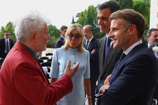 El realizador Pedro Almodovar (i) conversa con los presidentes de los gobiernos de España, Pedro Sánchez y de Francia, Emmanuel Macron (d), en presencia de la mujer del mandatario francés, Brigitte Macron, durante el acto de imposición de condecoraciones que ha otorgado la República Francesa al cineasta español, este miércoles en Casa de Velázquez, en Madrid. EFE / Fernando Calvo / Moncloa. ***SOLO USO EDITORIAL / SOLO USO DISPONIBLE PARA ILUSTRAR LA NOTICIA QUE ACOMPAÑA/ (CRÉDITO OBLIGATORIO)***