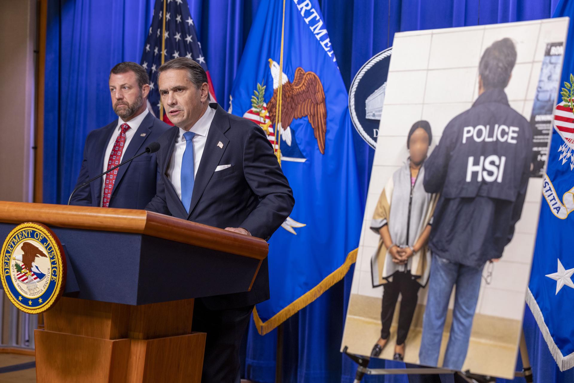 El fiscal general Todd Blanche (d) y el secretario de Seguridad Nacional Markwayne Mullin (i) participan en una rueda de prensa en el Departamento de Justicia en Washington D. C., EE. UU., el 30 de septiembre de 2026. EFE/SHAWN THEW