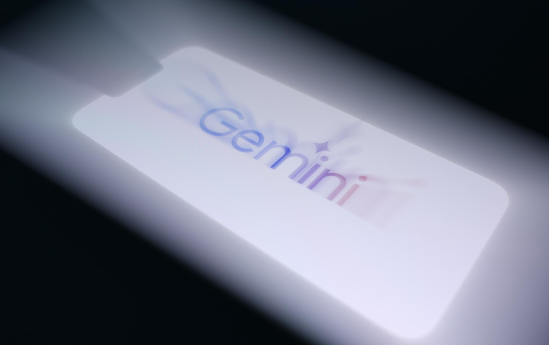 Fotografía de archivo en la que se captó un logotipo de Google Gemini en un teléfono móvil. EFE/Adam Vaughan
