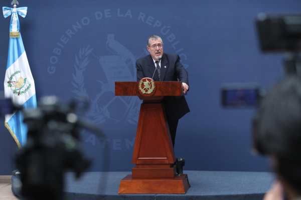 El presidente de Guatemala, Bernardo Arévalo de León, fue captado este 30 de septiembre, durante una rueda de prensa, en el Palacio Nacional de la Cultura, en Ciudad de Guatemala (Guatemala). EFE/Mariano Macz