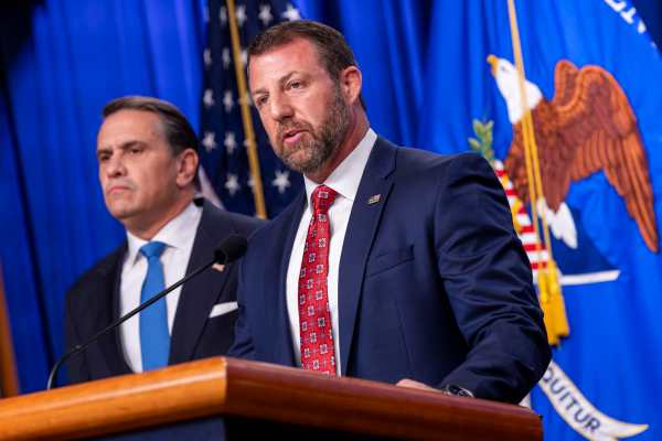 El secretario de Seguridad Nacional, Markwayne Mullin (d), junto con el fiscal general Todd Blanche (i), pronuncia unas palabras durante una rueda de prensa en el Departamento de Justicia en Washington D. C., EE. UU., el 30 de septiembre de 2026. EFE/SHAWN THEW
