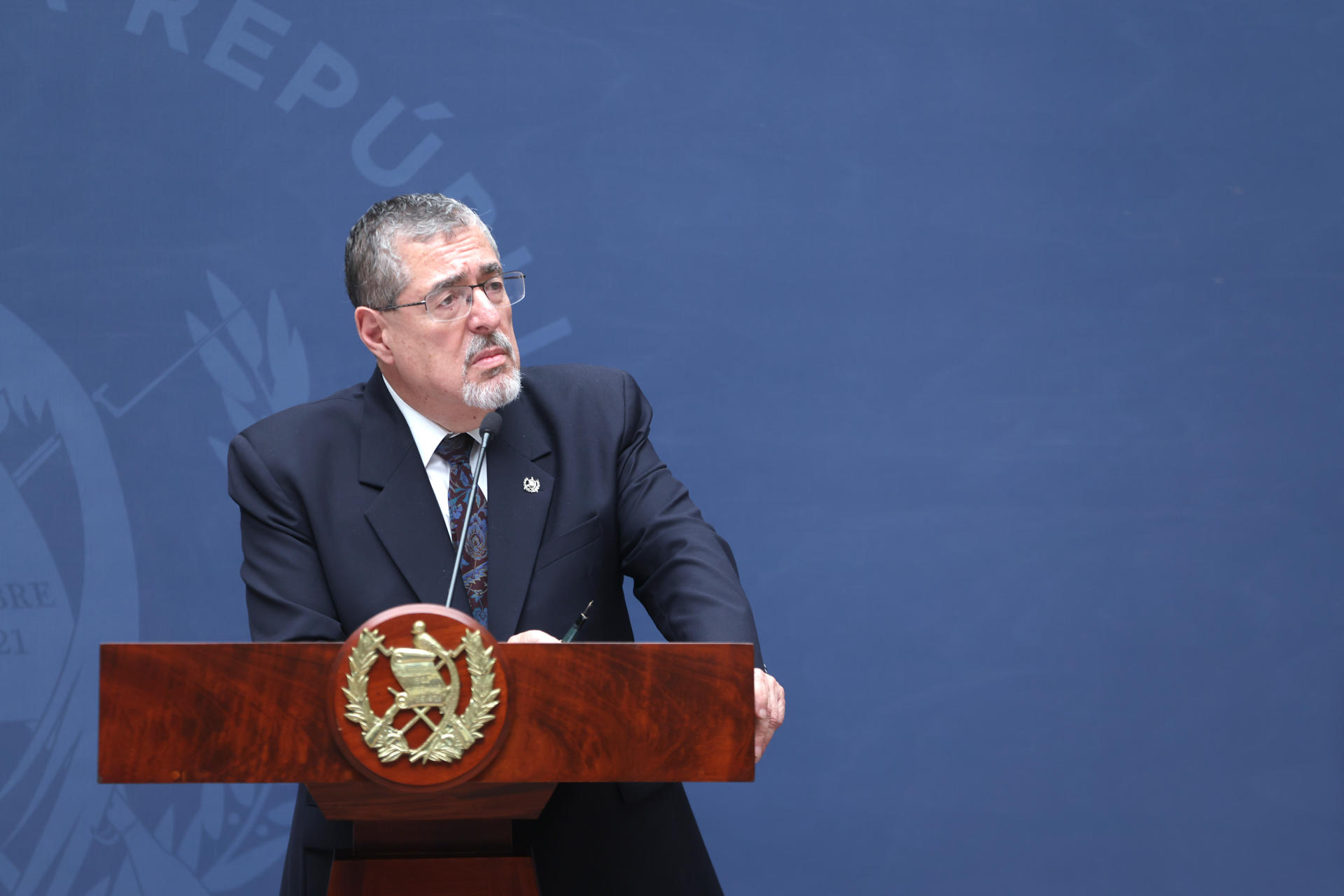 El presidente de Guatemala, Bernardo Arévalo de León, habla durante una rueda de prensa este miércoles, en el Palacio Nacional de la Cultura, en Ciudad de Guatemala (Guatemala). EFE/ Mariano Macz