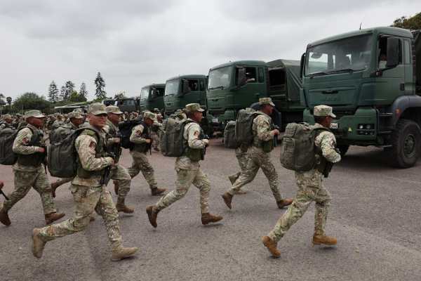 Integrantes de las Fuerzas Armadas de Perú corren para ser desplegados y custodiar puntos de votación, este miércoles en Lima (Perú). EFE/ Paolo Aguilar
