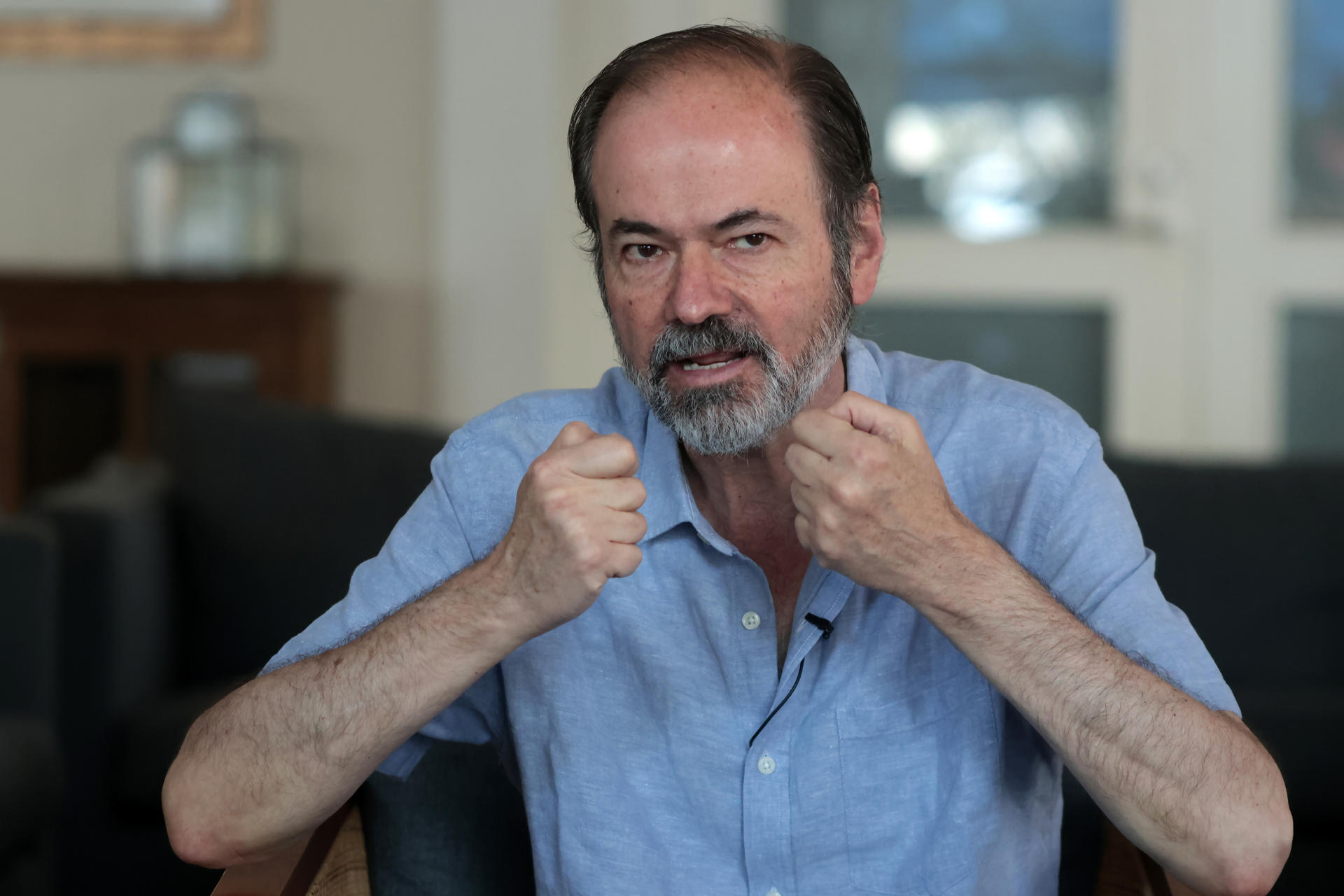 Imagen de archivo del escritor y periodista mexicano Juan Villoro hablando en una entrevista con EFE en la Ciudad de Panamá (Panamá). EFE/ Gabriel Rodríguez