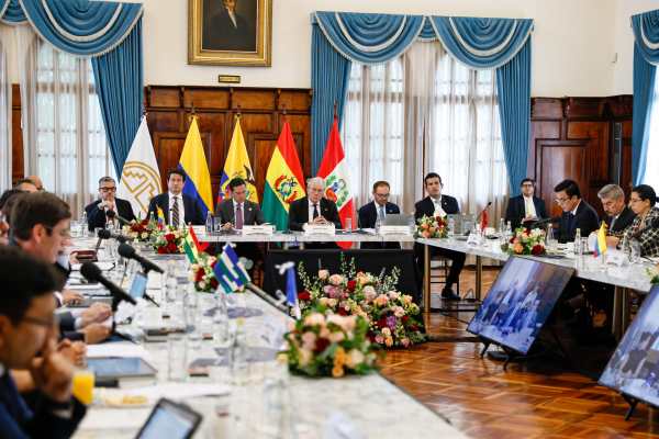 Fotografía general que muestra una reunión durante el traspaso por parte de Ecuador de la presidencia pro tempore de la Comunidad Andina para el periodo 2026-2027 a Perú, este miércoles, en Quito (Ecuador). EFE/ José Jácome