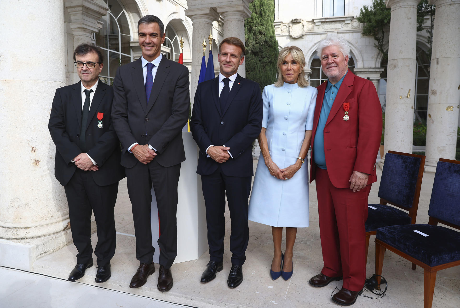 (I-D) El escritor Javier Cercas, el presidente del Gobierno, Pedro Sánchez, el presidente de la República Francesa, Emmanuel Macron, la mujer del mandatario francés, Brigitte Macron y el realizador Pedro Almodovar, durante el acto de imposición de condecoraciones que ha otorgado la República Francesa al cineasta y al escritor, este miércoles en Casa de Velázquez, en Madrid. EFE / Fernando Calvo / Moncloa. ***SOLO USO EDITORIAL / SOLO USO DISPONIBLE PARA ILUSTRAR LA NOTICIA QUE ACOMPAÑA/ (CRÉDITO OBLIGATORIO)***
