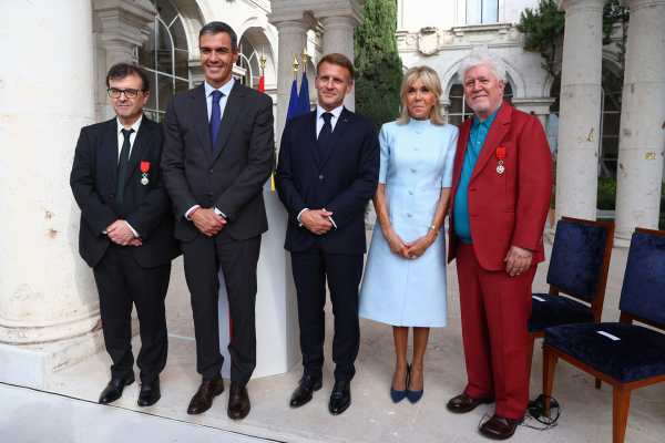 El escritor Javier Cercas; el presidente del Gobierno español, Pedro Sánchez; el presidente de la República Francesa, Emmanuel Macron; la mujer del mandatario francés, Brigitte Macron y el realizador Pedro Almodovar, durante el acto de imposición de condecoraciones que ha otorgado la República Francesa al cineasta y al escritor, este miércoles en Casa de Velázquez, en Madrid. EFE / Fernando Calvo / Moncloa. ***SOLO USO EDITORIAL / SOLO USO DISPONIBLE PARA ILUSTRAR LA NOTICIA QUE ACOMPAÑA/ (CRÉDITO OBLIGATORIO)***