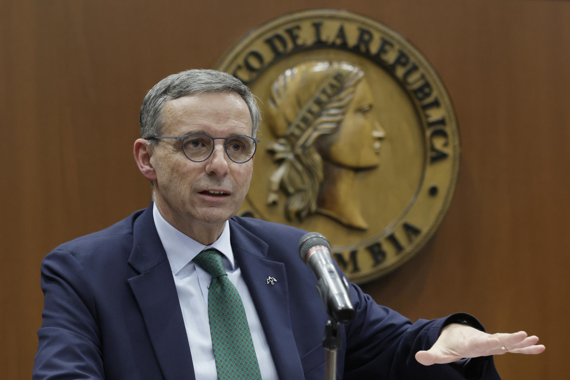El ministro de Hacienda de Colombia, Miguel Gómez Martínez, fue captado este 30 de septiembre, durante una rueda de prensa, en Bogotá (Colombia). EFE/Carlos Ortega