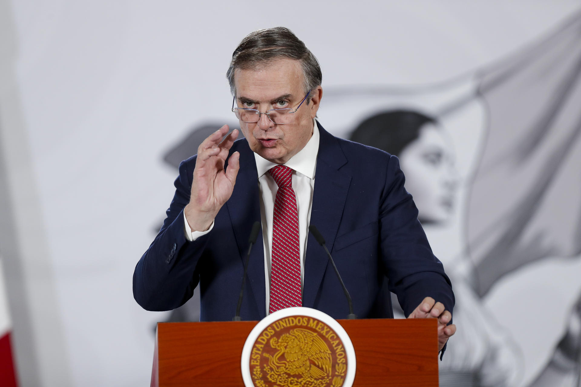 El secretario de Economía, Marcelo Ebrard, habla en una rueda de prensa en Palacio Nacional de la Ciudad de México (México). EFE/Isaac Esquivel