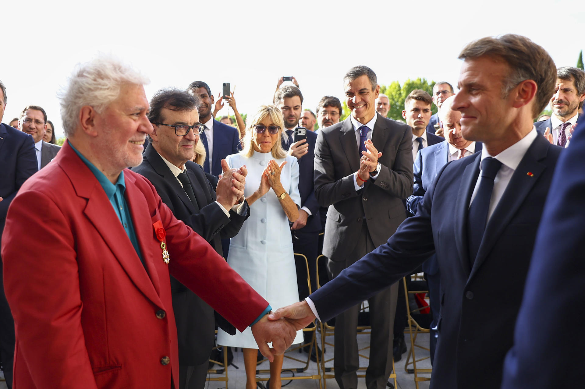El presidente de la República Francesa, Emmanuel Macron, con el realizador Pedro Almodóvar y el escritor Javier Cercas durante el acto de imposición de condecoraciones. EFE / Fernando Calvo / Moncloa. ***SOLO USO EDITORIAL / SOLO USO DISPONIBLE PARA ILUSTRAR LA NOTICIA QUE ACOMPAÑA/ (CRÉDITO OBLIGATORIO)***