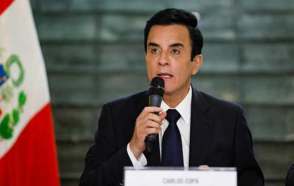 El canciller de Perú Carlos Espá habla en una rueda de prensa este miércoles, luego de que Perú recibiera de Ecuador la presidencia pro tempore de la Comunidad Andina de Naciones (CAN) para el periodo 2026-2027, en la sede de la cancillería de Ecuador en Quito (Ecuador). EFE/ José Jácome