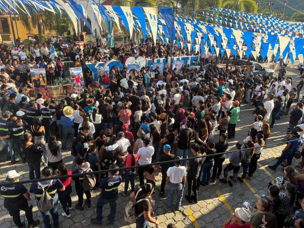 Féretros de las víctimas de Huité son colocados en el parque ubicado frente al ingreso de la municipalidad.