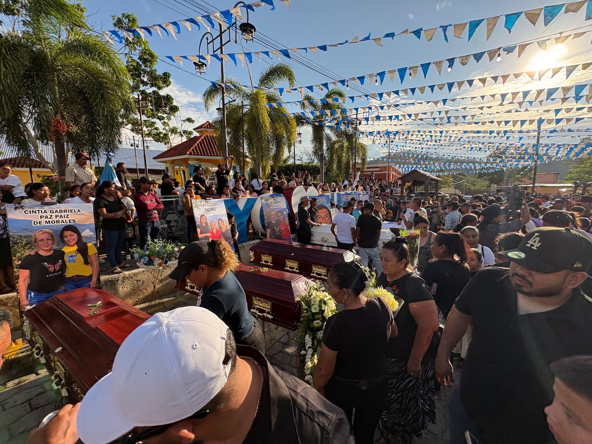 Familiares y vecinos acompañan los sepelios de las víctimas de los hechos armados ocurridos en Huité, Zacapa.