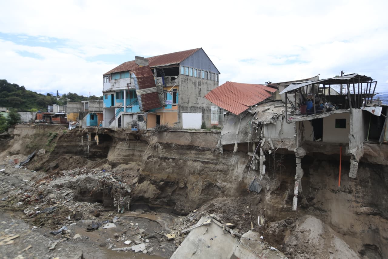 Vecinos de Villa Hermosa rechazan al alcalde de San Miguel Petapa durante visita a zona afectada por colapso de viviendas