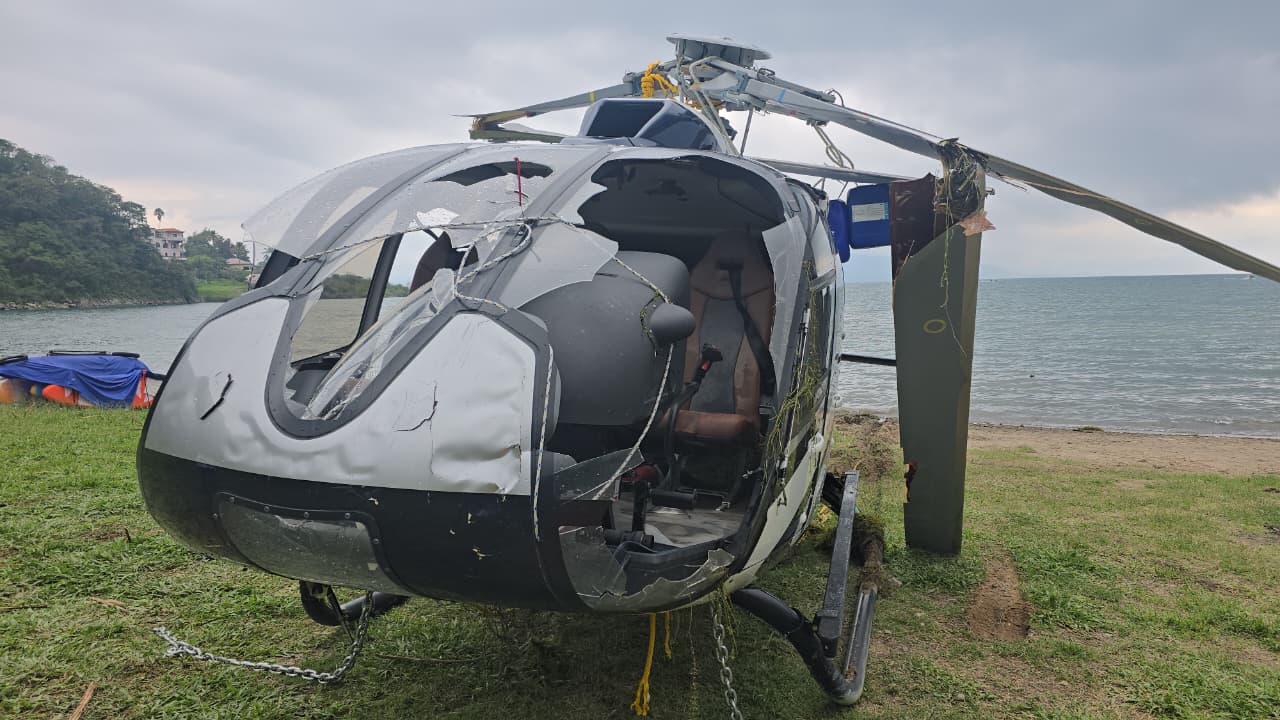 El helicóptero accidentado en el lago de Atitlán fue llevado a tierra luego de recuperar los cuerpos de dos personas. (Foto Prensa Libre: Cortesía de Pasión por las Noticias) 
