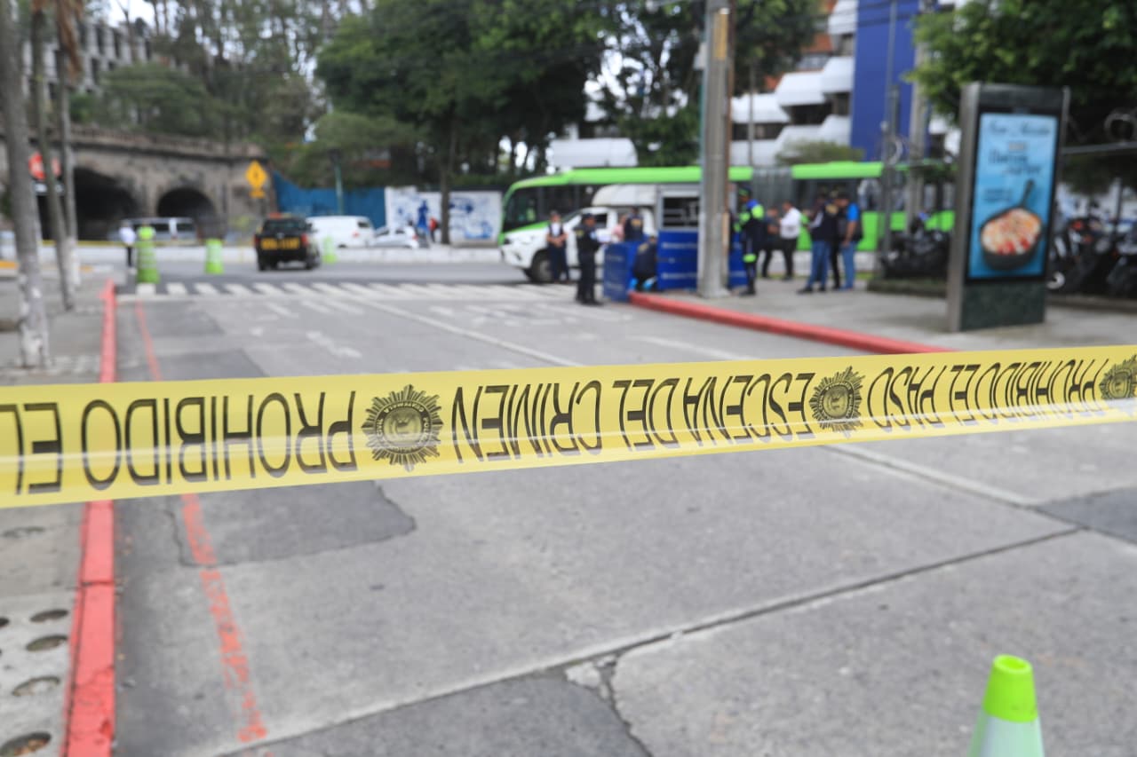En la 7a. avenida y vía 1 de la zona 4 capitalina, un gerente del Crédito Hipotecario Nacional murió alcanzado por dos disparos durante un altercado de tránsito entre un automovilista y un motorista. (Foto Prensa Libre: Byron Baiza)