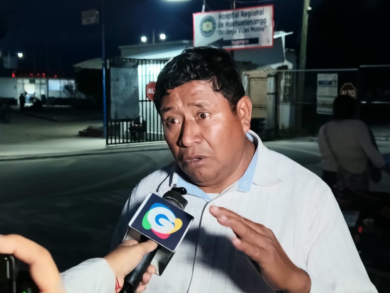 Abraham Ixcotoyac, padre de la adolescente de 15 años que despertó durante su velorio en Sacapulas, Quiché, explica por qué decidió regresar a casa cuando la llevaba al hospital. (Foto Prensa Libre: Byron Baiza)