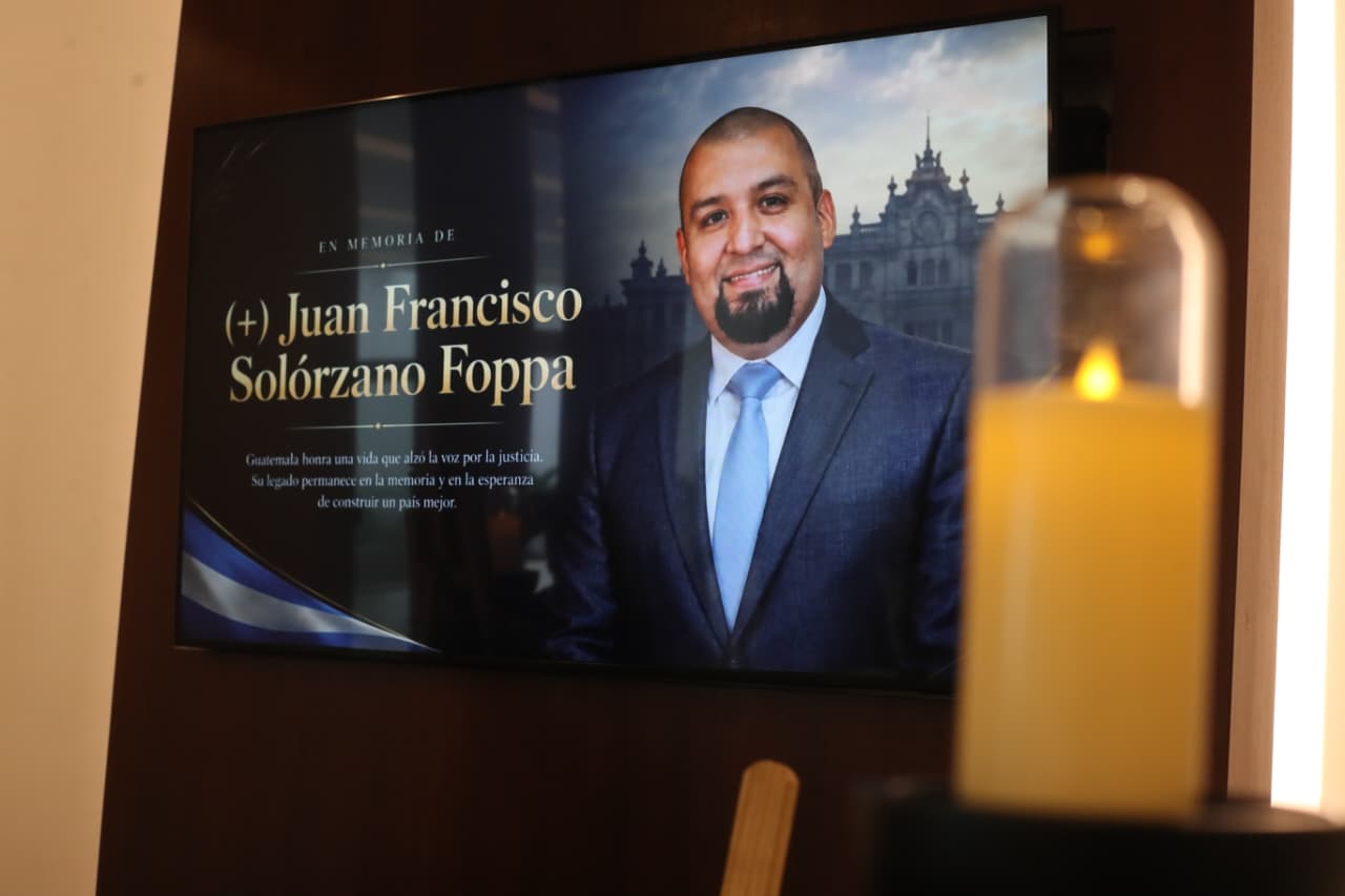 Una imagen en memoria de Juan Francisco Solórzano Foppa acompaña una vela encendida durante su funeral. El Juzgado Tercero Penal fue asignado para conocer el caso por su muerte y la de Gustavo Adolfo Aguilar Gamarro. (Foto Prensa Libre: Juan Diego González)