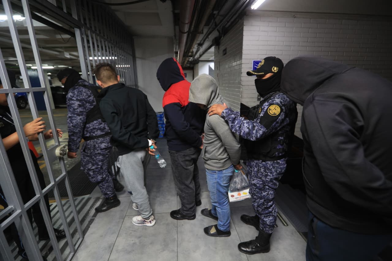 Los siete agentes de la PNC salen de la Megasala de Audiencias de la Torre de Tribunales tras la continuación de la audiencia de primera declaración. (Foto Prensa Libre: Javier Gozález)