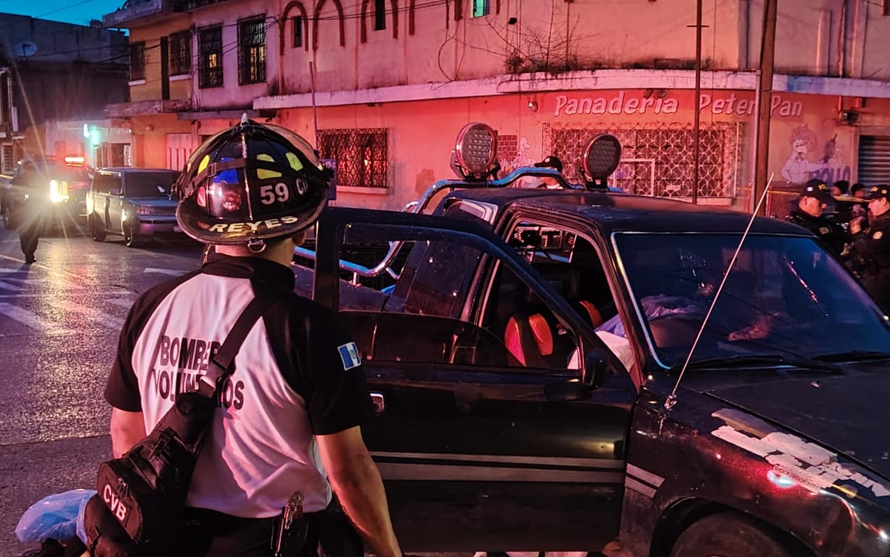 Un ataque armado contra los ocupantes de un picop deja tres personas muertas, dos hombres y una mujer, en la 14 avenida B de la zona 6 capitalina. (Foto Prensa Libre: CVB)