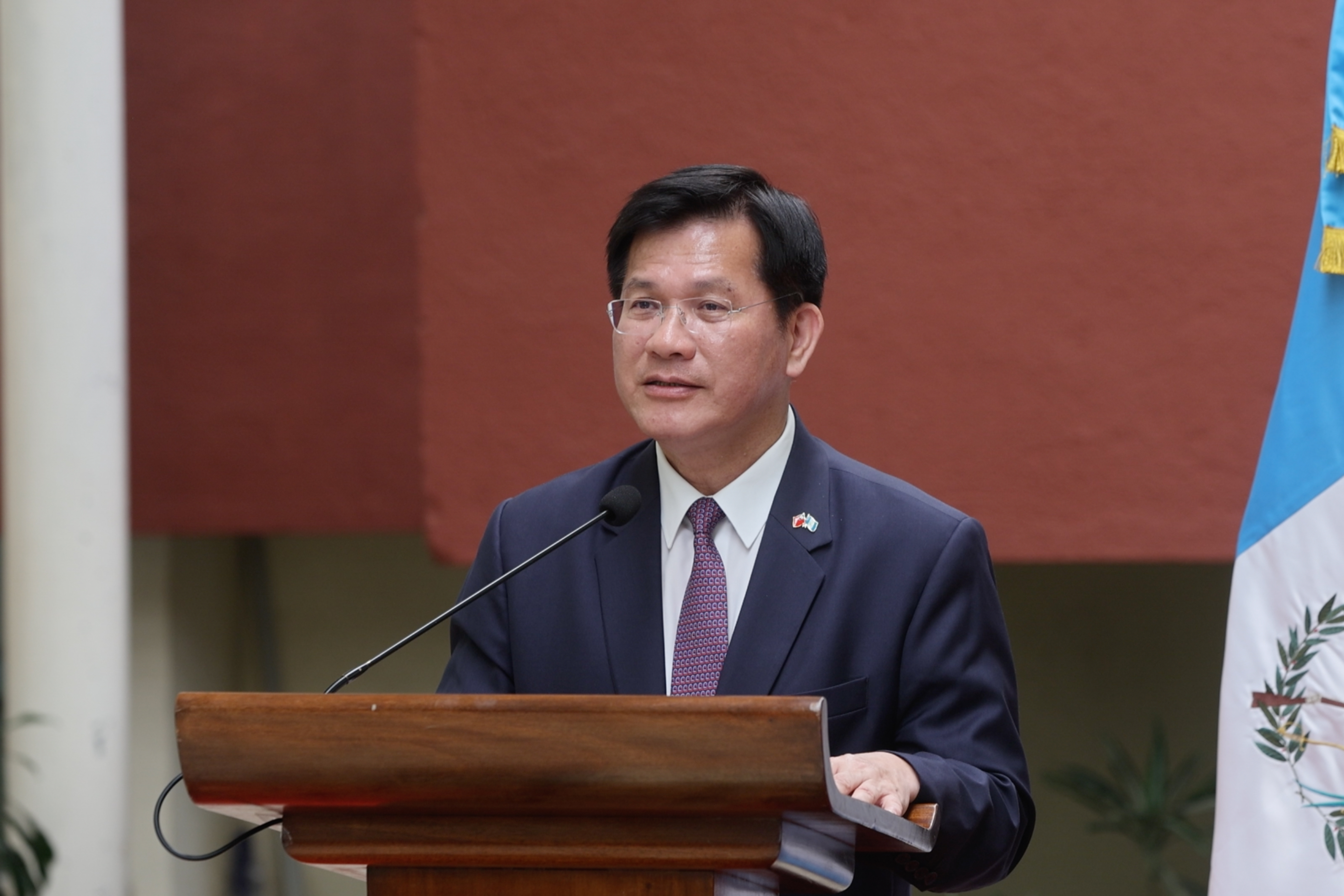 AME1971. CIUDAD DE GUATEMALA (GUATEMALA), 01/10/2026.-El ministro de Relaciones Exteriores de la República de China (Taiwán), Lin Chia-Lung, habla en una declaración durante su visita oficial este jueves a Ciudad de Guatemala (Guatemala). EFE/ STR