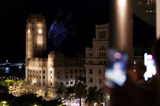 SANTA CRUZ DE TENERIFE, 02/10/2026.- Unos 500 drones forman figuras este viernes en el cielo de Santa Cruz de Tenerife inaugurando el Plenilunio 2026, una de las mayores iniciativas de actividades culturales, comercial y de ocio que se organiza al aire libre en la capital tinerfeña. EFE/Ramón de la Rocha.