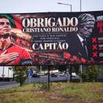 Se observa un cartel en el exterior, cerca del estadio da Luz, con el siguiente mensaje: a la izquierda, «Gracias, Cristiano Ronaldo, por todo lo que has hecho por Portugal; siempre serás nuestro capitán; Portugal está siempre contigo»; y a la derecha, «Jorge Jesus no estuvo a la altura; falta de sensibilidad en la gestión del activo CR7; mala gestión de un capitán; un ego inflado».(Foto Prensa Libre: EFE).