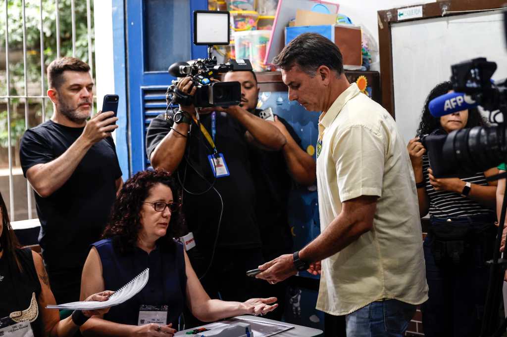 Flávio Bolsonaro vota durante las elecciones presidenciales de Brasil en Río de Janeiro.