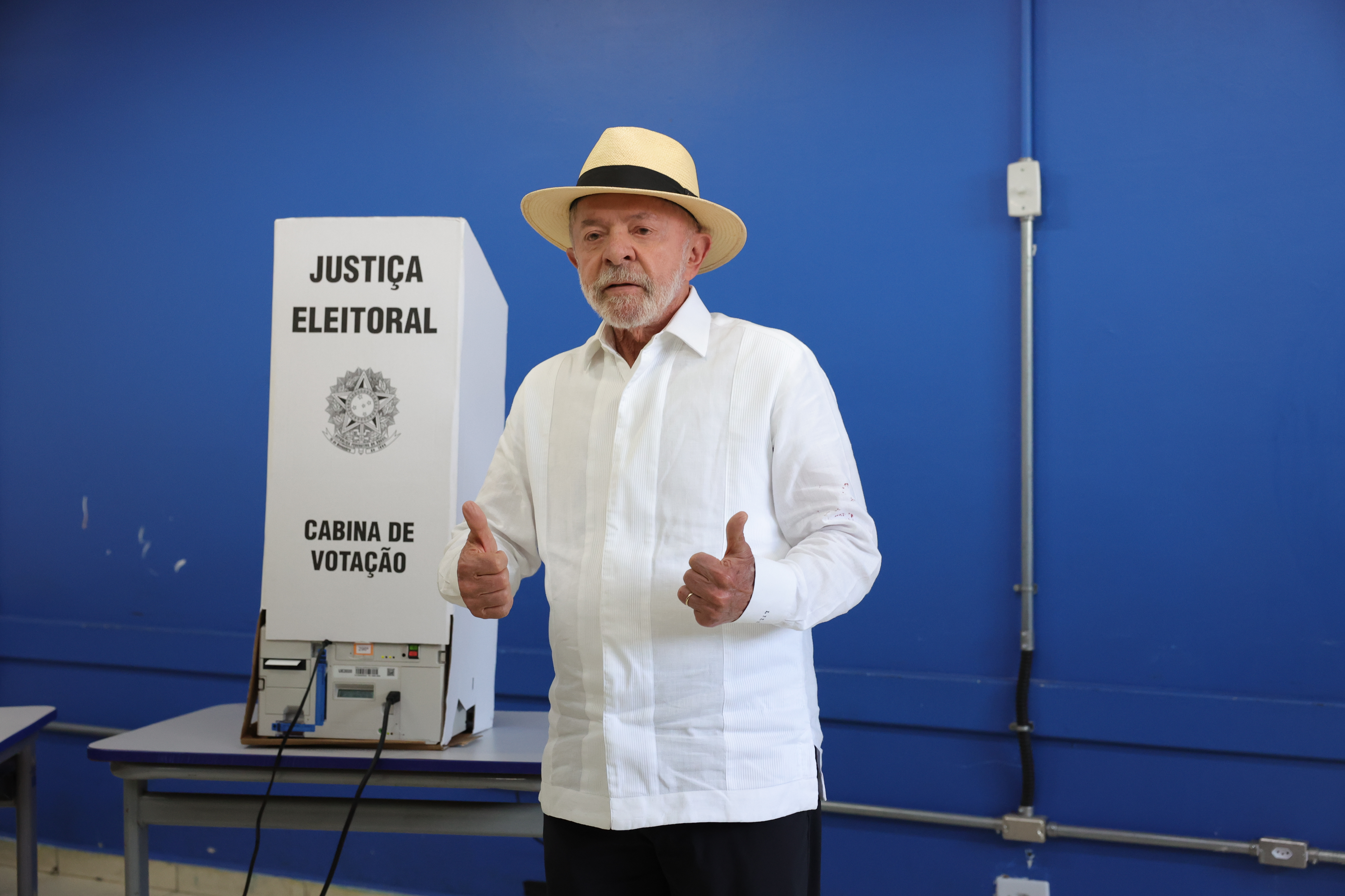 Lula da Silva vota en las elecciones presidenciales de Brasil en São Bernardo do Campo.