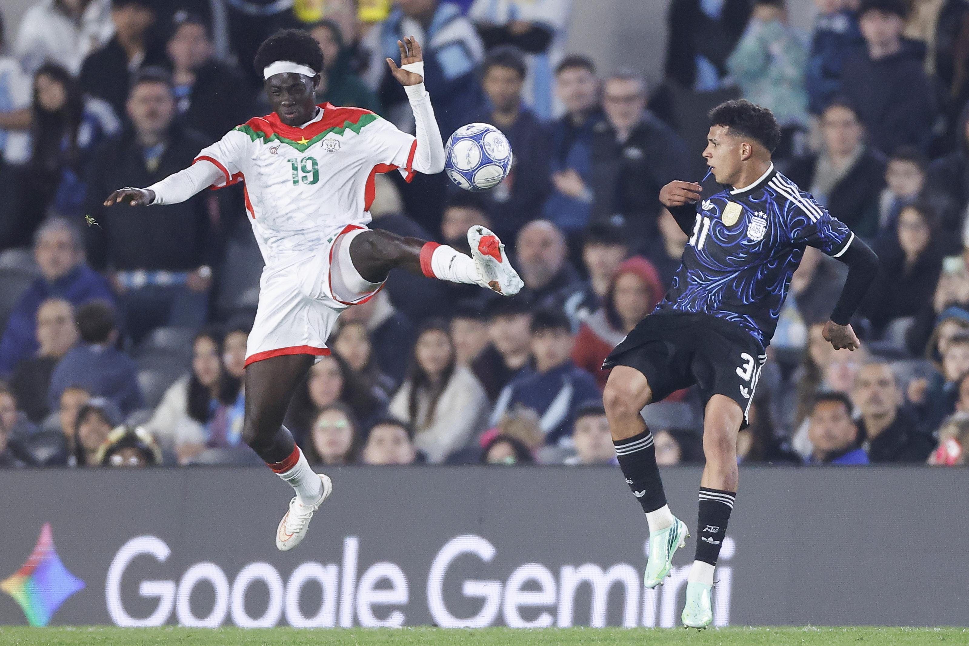 AME2565. BUENOS AIRES (ARGENTINA), 03/10/2026.- Leonel Flores (d) de Argentina disputa el balón con Jorge Díaz Price de Burkina Faso este sábado, en un partido amistoso entre las selecciones de Argentina y Burkina Faso en el estadio Monumental de Buenos Aires (Argentina). EFE/ Juan Ignacio Roncoroni