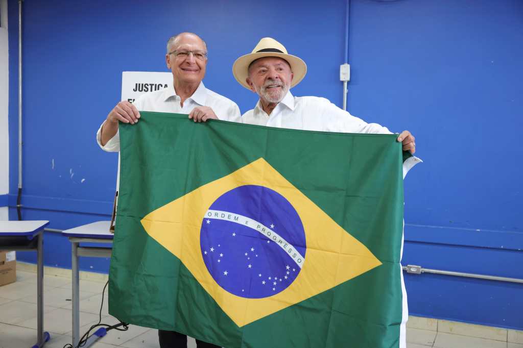 Luiz Inácio Lula da Silva posa junto al vicepresidente Geraldo Alckmin tras votar en São Bernardo do Campo, Brasil.