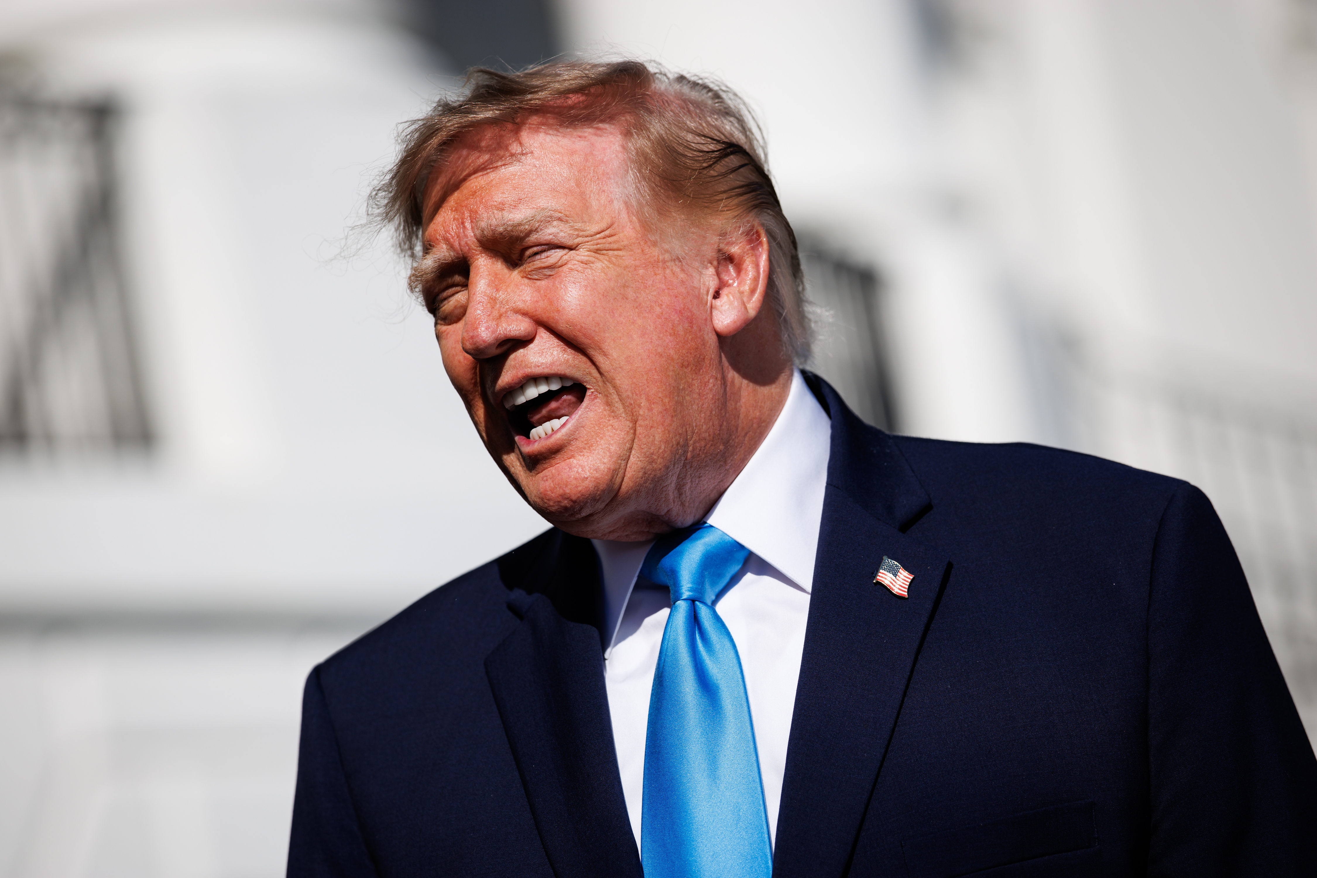 WASHINGTON (United States), 05/10/2026.- US President Donald Trump speaks to reporters on the South Lawn before departing the White House in Marine One in Washington, DC, USA, 05 October 2026. President Trump will deliver remarks at a midterm election rally at the Pinnacle Bank Expo Center in Grand Island, Nebraska, campaigning in support of Republican US Senator Pete Ricketts, who faces independent challenger Dan Osborn in the November midterm elections. (Elecciones) EFE/EPA/SAMUEL CORUM / POOL