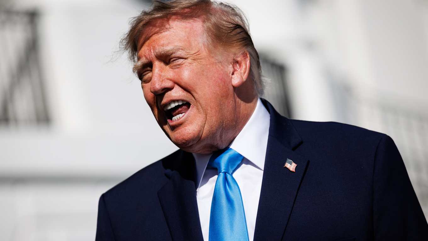 WASHINGTON (United States), 05/10/2026.- US President Donald Trump speaks to reporters on the South Lawn before departing the White House in Marine One in Washington, DC, USA, 05 October 2026. President Trump will deliver remarks at a midterm election rally at the Pinnacle Bank Expo Center in Grand Island, Nebraska, campaigning in support of Republican US Senator Pete Ricketts, who faces independent challenger Dan Osborn in the November midterm elections. (Elecciones) EFE/EPA/SAMUEL CORUM / POOL